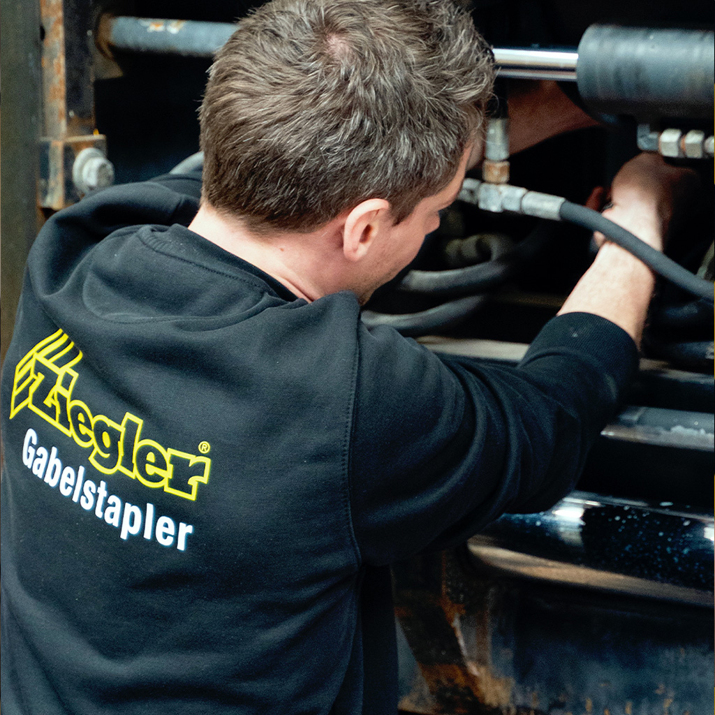 Ziegler Gabelstapler Service Kundendienst Techniker Am Fahrzeug 1014px Service für Gabelstapler